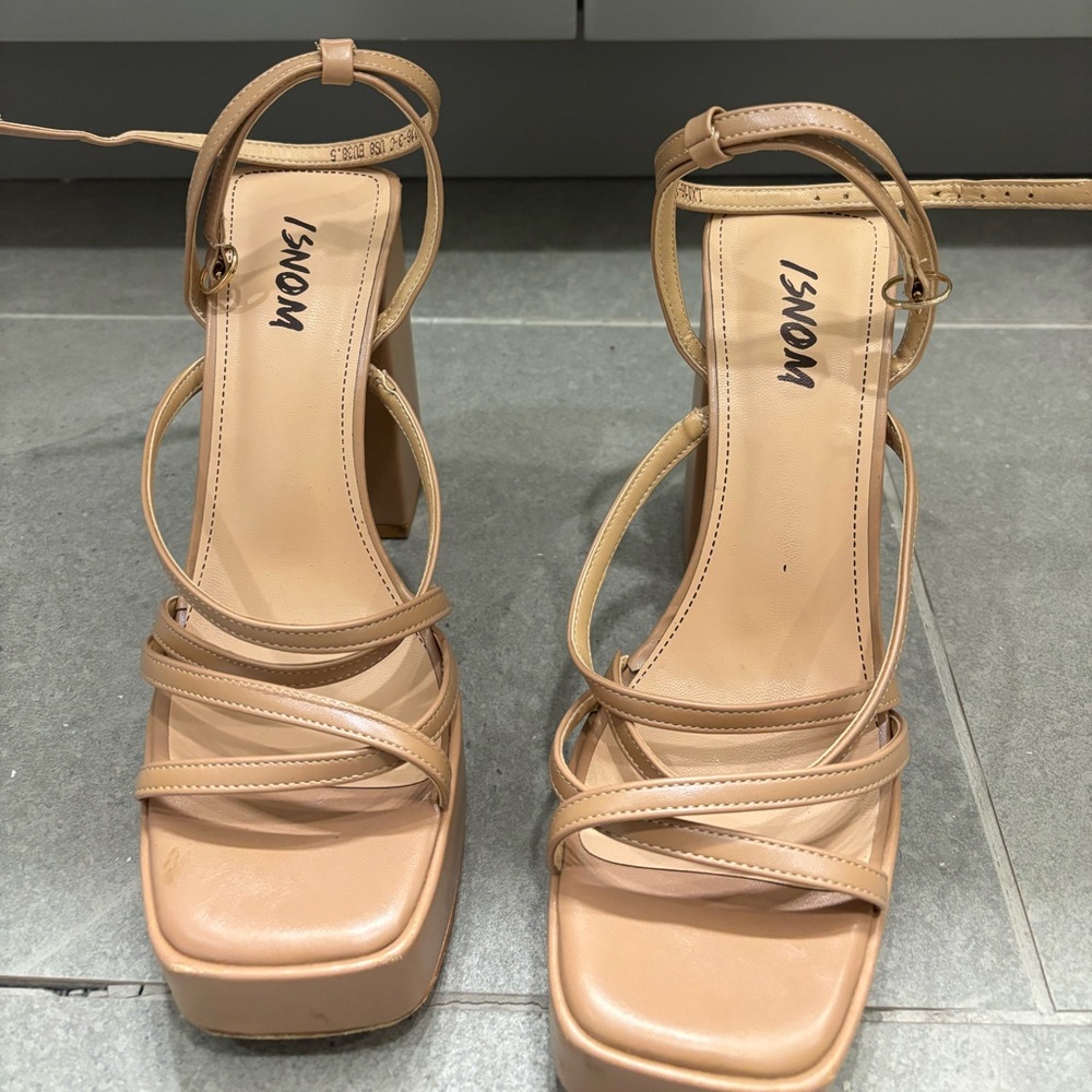 Isnom Tan Strappy Sandals